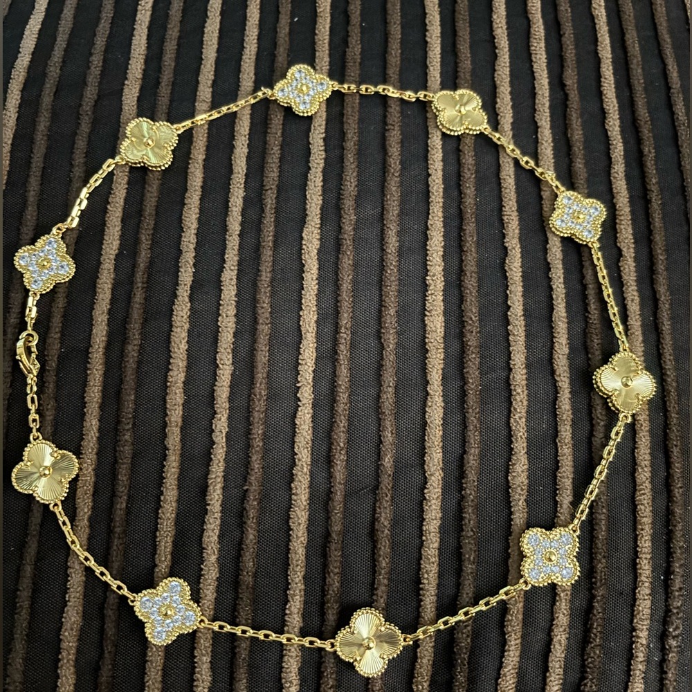 Beautiful Gold 10 clover necklace.